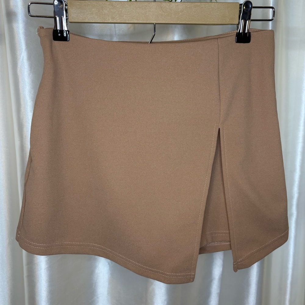 Floerns NWT Tan Skort Medium